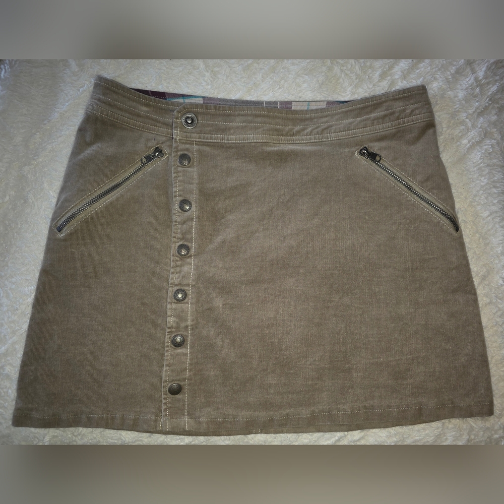 KUHL Streamline Skirt Women's 8. Khaki Cordoroy. Two zip pockets, nonsmokinghome